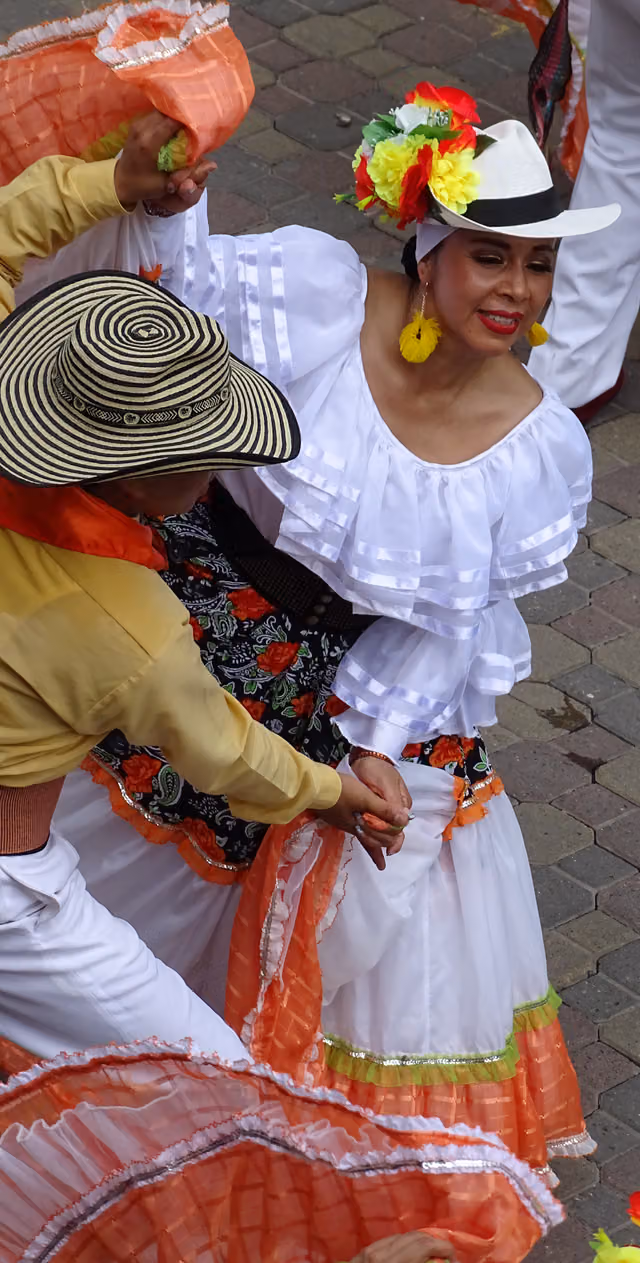 Comparsas con trajes típicos en el carnaval de San José de Chimbo (2020)
