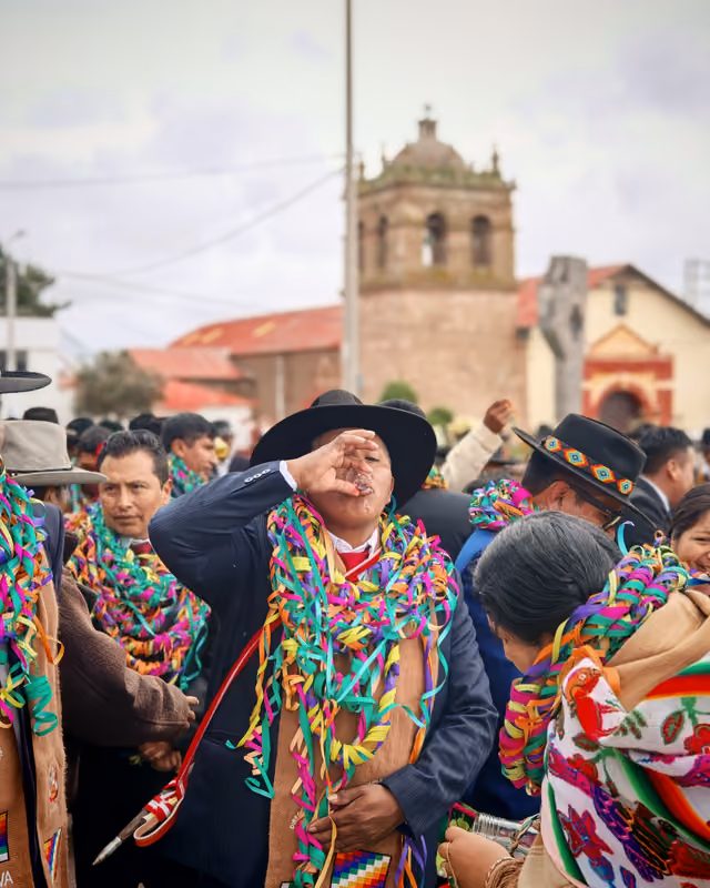 Challa a la pachamama en la ceremonia de apertura del Jach'a Anata Phunchawi