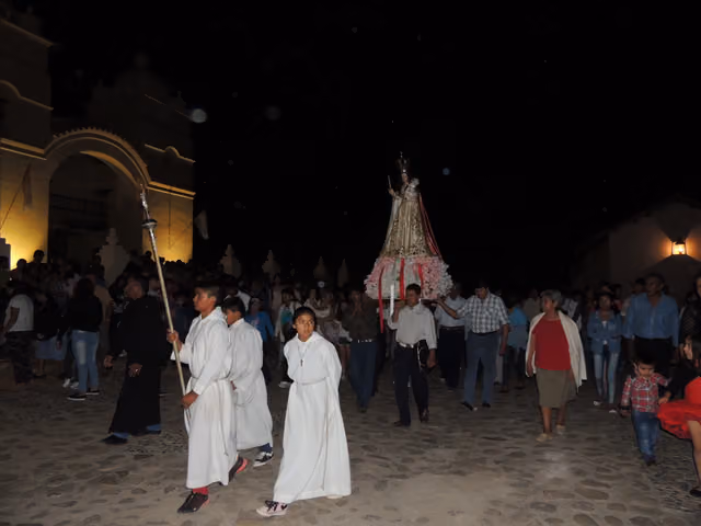 Imagen de la Virgen llevada por los fieles en Molinos