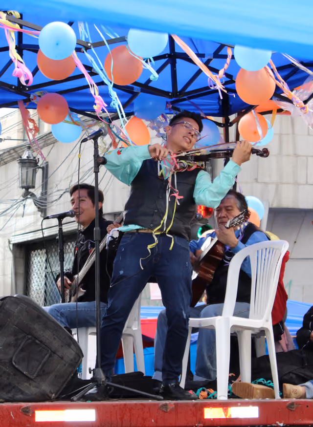 Violinist playing chacarera at the Jisk'a Anata